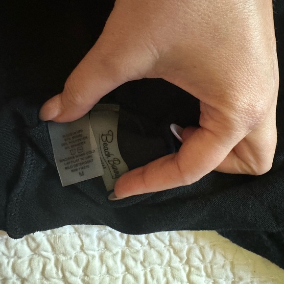 Beach bunny women’s sweater lounge top, not very long and short arms. M black - Picture 2 of 3